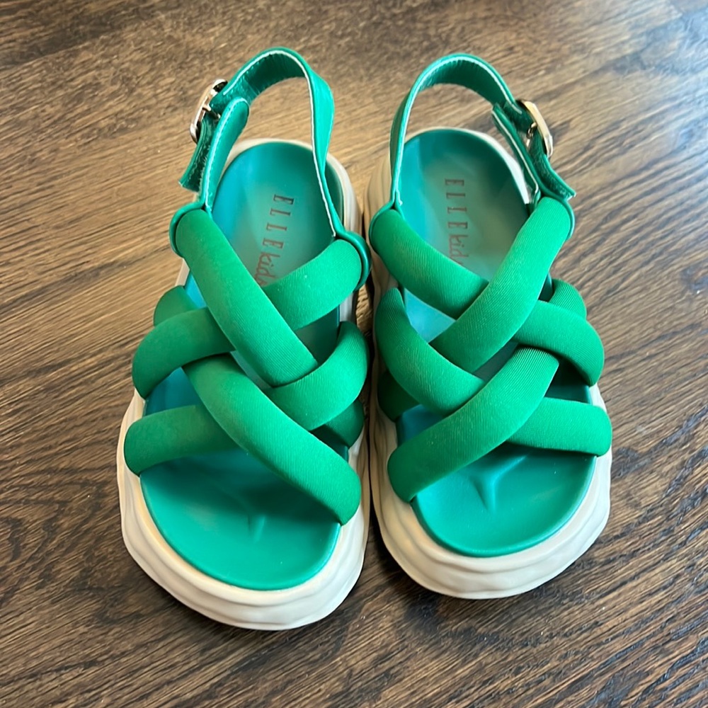 New girl sandal in green. EU size 28